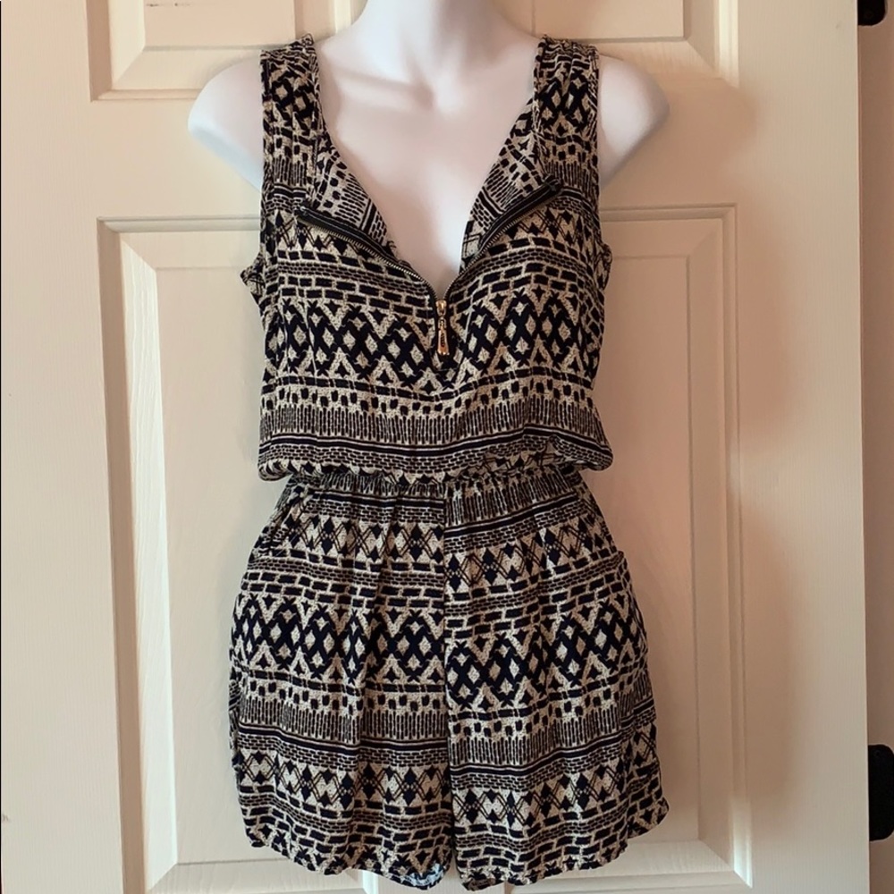 Printed Sleeveless Romper - Picture 2 of 6